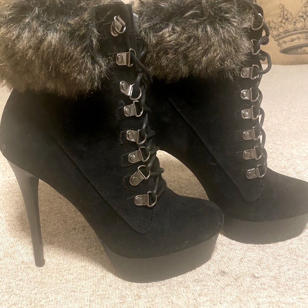 Women Size 6 Heeled Boots ( New )